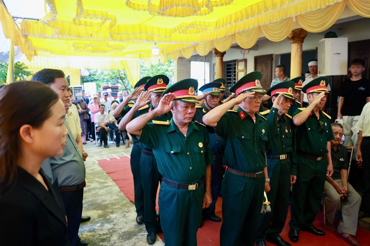Mẹ già gần 100 tuổi khóc tiễn con trai liệt sĩ: 'Cánh ơi, cho mẹ đi cùng con ơi!' - Ảnh 1.