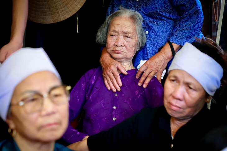 Mẹ già gần 100 tuổi khóc tiễn con trai liệt sĩ: 'Cánh ơi, cho mẹ đi cùng con ơi!' - Ảnh 5.