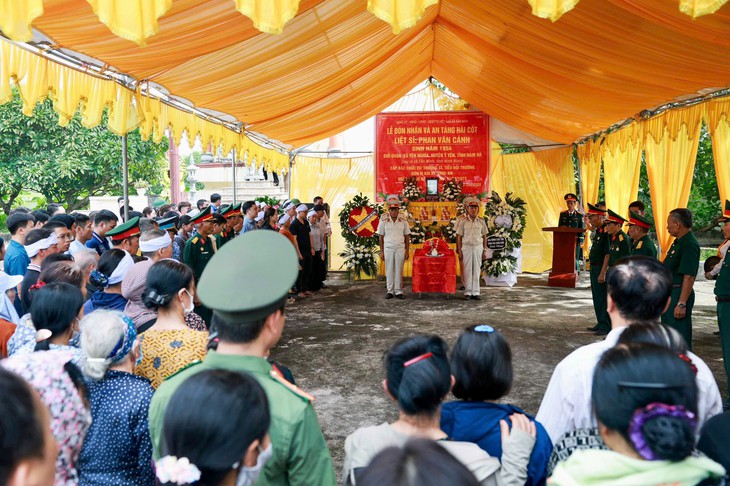 Mẹ già gần 100 tuổi khóc tiễn con trai liệt sĩ: 'Cánh ơi, cho mẹ đi cùng con ơi!' - Ảnh 6.