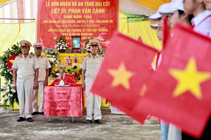 Mẹ già gần 100 tuổi khóc tiễn con trai liệt sĩ: 'Cánh ơi, cho mẹ đi cùng con ơi!' - Ảnh 7.