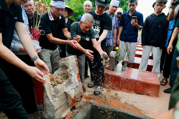 Mẹ già gần 100 tuổi khóc tiễn con trai liệt sĩ: 'Cánh ơi, cho mẹ đi cùng con ơi!' - Ảnh 9.