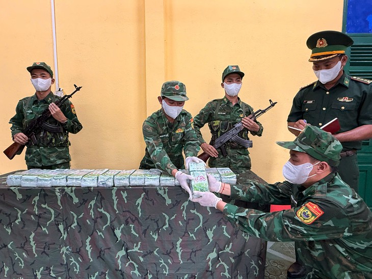 Biên phòng An Giang phát hiện số lượng lớn trôi dạt trên biển nghi là ma túy   - Ảnh 1.