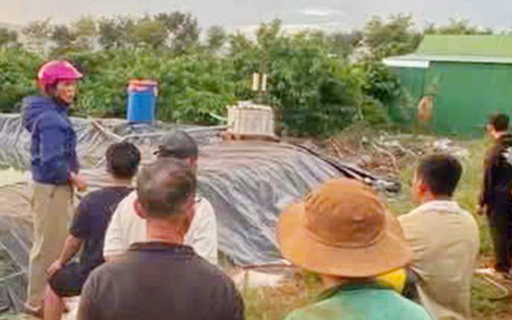 Công an xã và nhân viên y tế cấp cứu cho người bị đuối nước trên thùng xe tuần tra đang chạy - Ảnh 2.