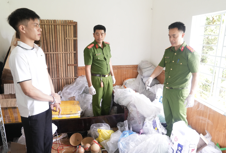 Bắt nam thanh niên sản xuất gần 1 tấn pháo trong phòng ngủ - Ảnh 1.