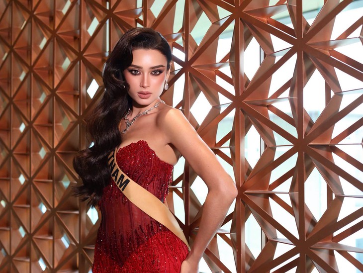 ‘Vinh quy bái Tổ’ gần 20kg theo Emoura Phạm đến Miss Grand International - Ảnh 1.