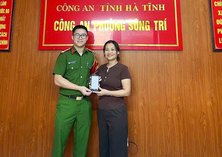 Tài khoản nhận được 300 triệu đồng, người phụ nữ vội trình báo công an - Ảnh 1.