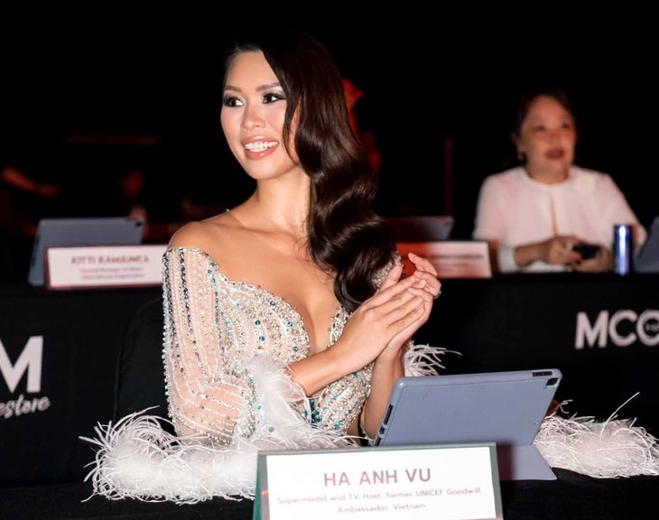 Siêu mẫu Hà Anh lội nước bì bõm ở Bangkok khi đi chấm thi nam vương  - Ảnh 1.