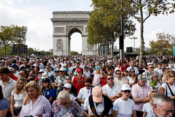 Giáo hoàng Leo XIV cử hành thánh lễ ngoài trời Paris với khoảng 800.000 người tham dự - Ảnh 2.