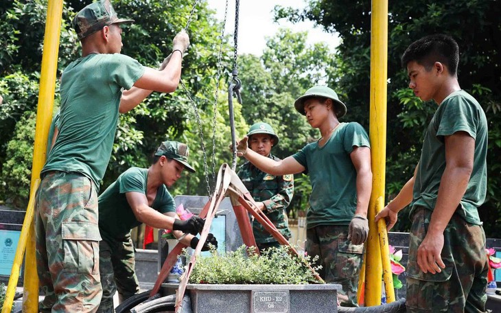 Người dân đi làm rừng phát hiện mộ liệt sĩ bên suối ở Huế - Ảnh 3.