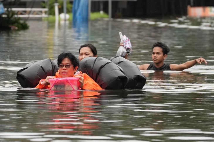 Bangkok chìm trong biển nước, hàng nghìn người sơ tán - Ảnh 1.