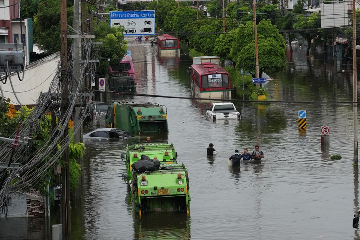 Bangkok chìm trong biển nước, hàng nghìn người sơ tán - Ảnh 3.