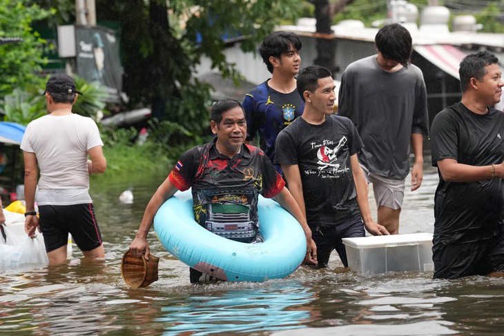Bangkok chìm trong biển nước, hàng nghìn người sơ tán - Ảnh 4.