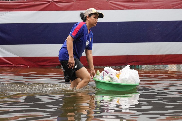 Bangkok chìm trong biển nước, hàng nghìn người sơ tán - Ảnh 2.