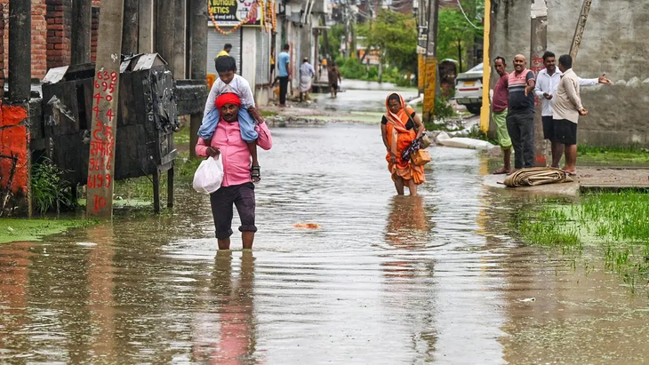 Mưa lũ, lở đất, tuyết lở dồn dập ở Ấn Độ và Nepal, hàng chục người thiệt mạng - Ảnh 1.