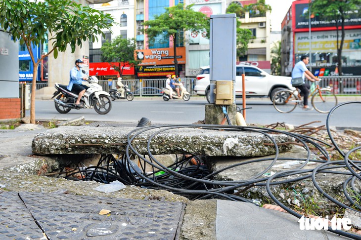 Nắp bể cáp Hà Nội nứt toác gây nguy hiểm cho người dân khi trời mưa - Ảnh 1.