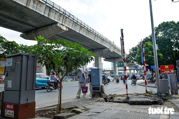 Nắp bể cáp Hà Nội nứt toác gây nguy hiểm cho người dân khi trời mưa - Ảnh 5.
