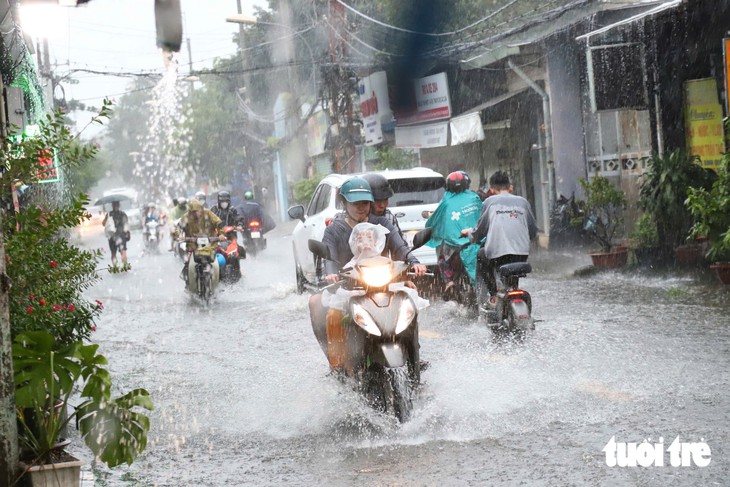 Combo 'mưa lớn lúc triều cường' tại TP.HCM khiến nhiều người dân mệt mỏi - Ảnh 6.