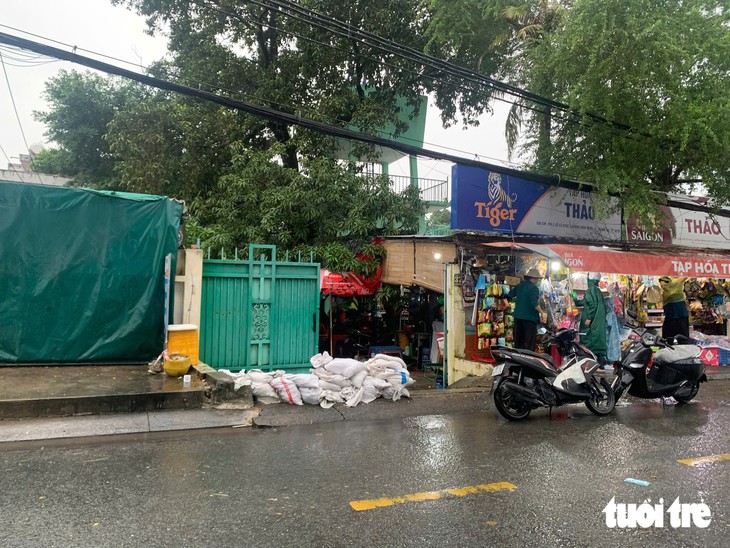 Combo 'mưa lớn lúc triều cường' tại TP.HCM khiến nhiều người dân mệt mỏi - Ảnh 8.