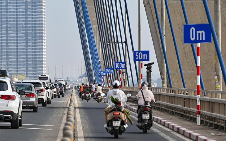 Hà Nội gỡ biển cảnh báo khoảng cách trên cầu Nhật Tân sau 3 ngày lắp đặt  - Ảnh 2.