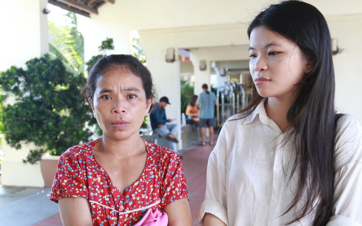 Đem con gái đến dự lễ trao học bổng Tiếp sức đến trường với bộ quần áo đi xin từ thiện - Ảnh 3.