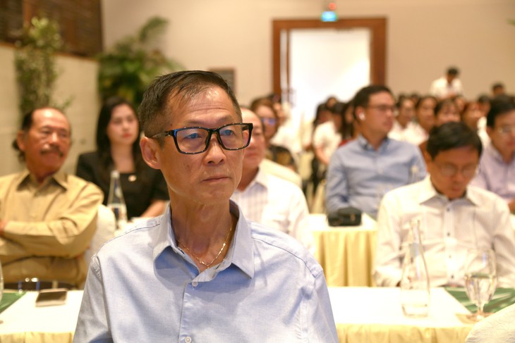 Giám đốc công ty thiết bị hàng không vũ trụ hủy vé về thăm nhà, mang 20 triệu đến tặng sinh viên nghèo - Ảnh 4.