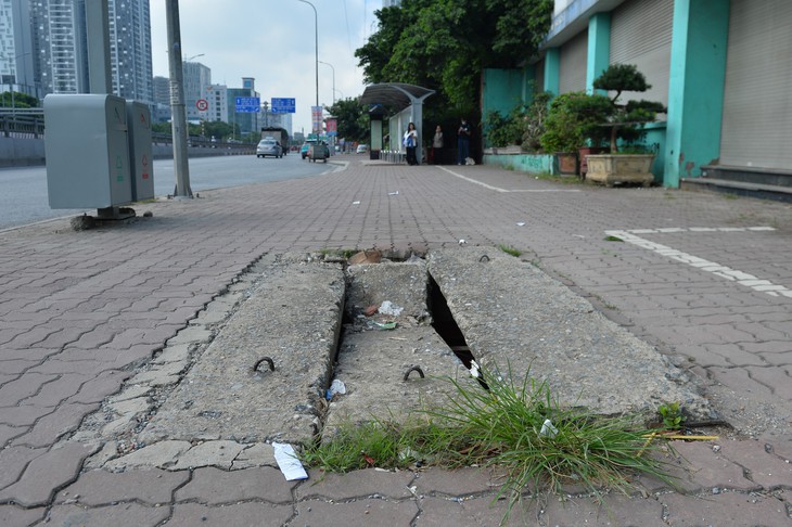 Nắp bể cáp Hà Nội nứt toác gây nguy hiểm cho người dân khi trời mưa - Ảnh 2.