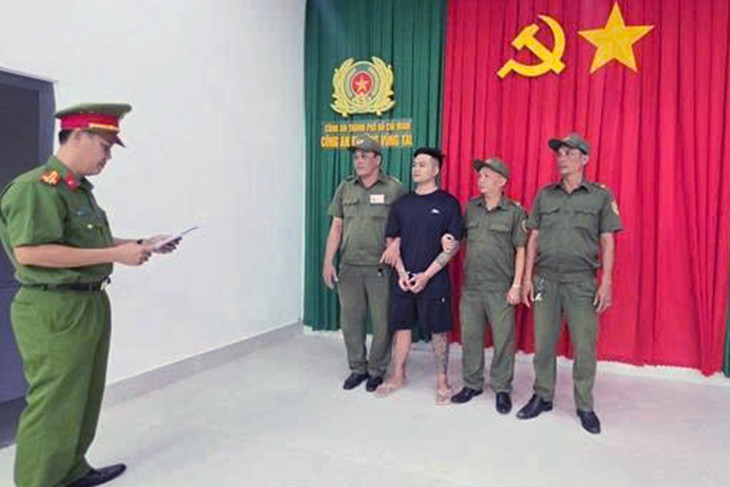 Bắt tạm giam tài xế ô tô hất văng 2 người đi xe máy ở Vũng Tàu rồi trốn khỏi hiện trường - Ảnh 2.