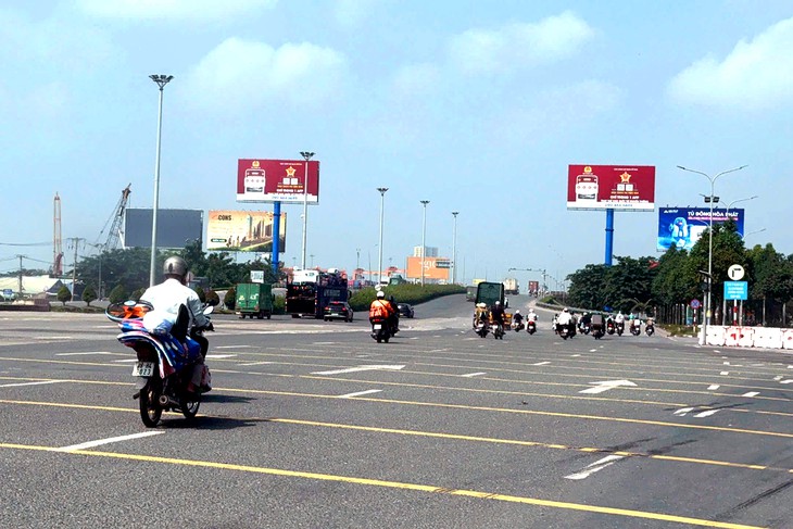 Hoàn tất tháo dỡ trạm thu phí cầu Đồng Nai, cửa ngõ phía Đông TP.HCM - Ảnh 1.