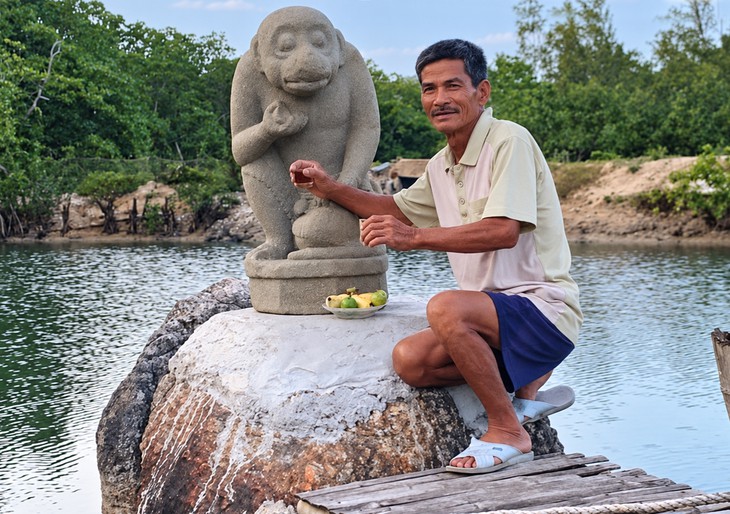 Người phát hiện tượng thần khỉ Hanuman nhận khen thưởng - Ảnh 1.