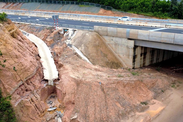 Khắc phục ngay các vị trí xói lở, hư hỏng hệ thống thoát nước cao tốc Biên Hòa - Vũng Tàu - Ảnh 1.