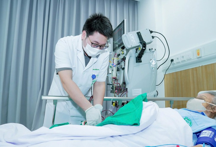 Cẩn trọng liệt từ chi từ triệu chứng dễ nhầm lẫn với thoát vị đĩa đệm - Ảnh 1.