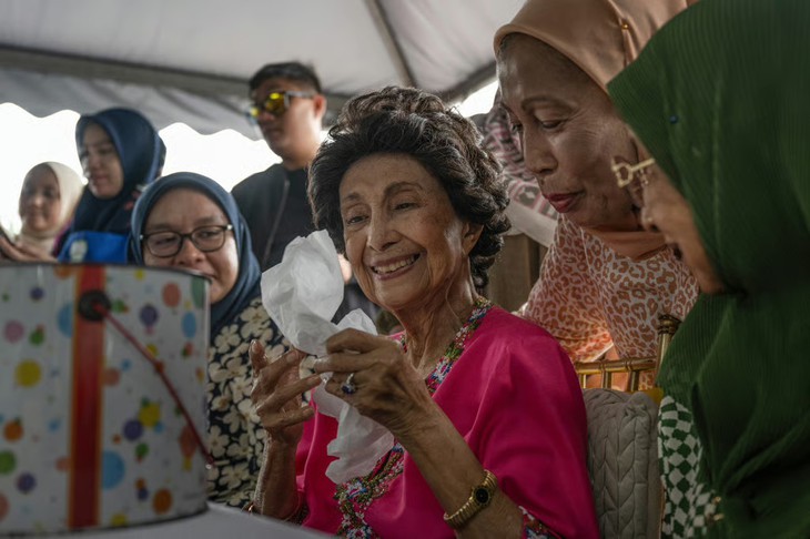 Vợ chồng cựu Thủ tướng Malaysia: 7 thập niên bên nhau, cùng bước qua tuổi 100 - Ảnh 2.