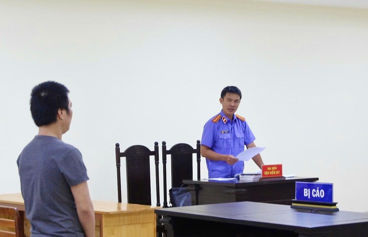 Cha lãnh án tù 13 năm vì dùng ma túy nhốt con gái vào phòng rồi châm lửa đốt nhà - Ảnh 1.