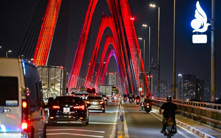 2 ô tô 'vượt đèn đỏ' để nhường đường cho xe cứu thương, tài xế có bị xử phạt? - Ảnh 2.