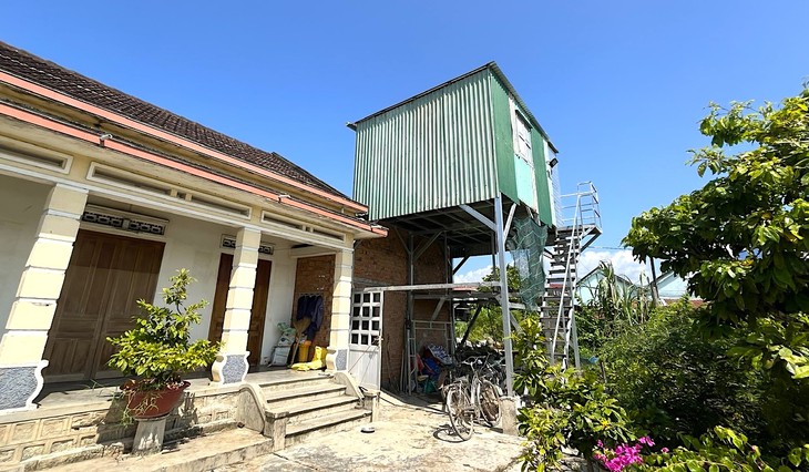 Dân vùng rốn lũ Khánh Hòa làm gác tránh lũ - Ảnh 1.