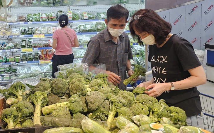 Người dân TP.HCM đến hội chợ hàng Việt Nam chất lượng cao 'săn' gốm sứ, đồ chay... khuyến mãi - Ảnh 6.