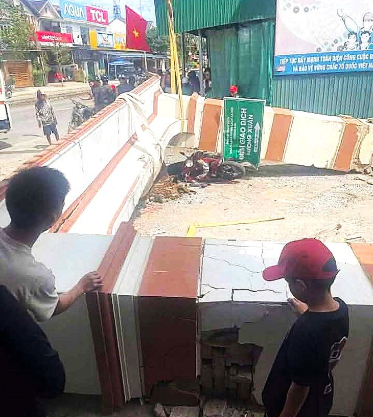 Cổng chào bị đổ sập đè trúng hai mẹ con sau vụ va chạm với xe cẩu - Ảnh 2.