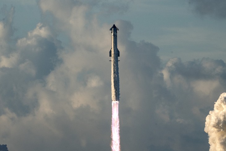 Một động cơ 'tắt' giữa đường, siêu tên lửa Starship vẫn lần đầu bay lên quỹ đạo thành công - Ảnh 1.