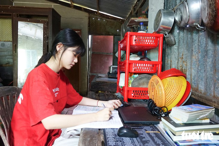 Nữ SV nghèo An Giang 'thà nhịn đói, không bỏ học', móc len, gia sư, phụ đãi đám, làm hết - Ảnh 1.