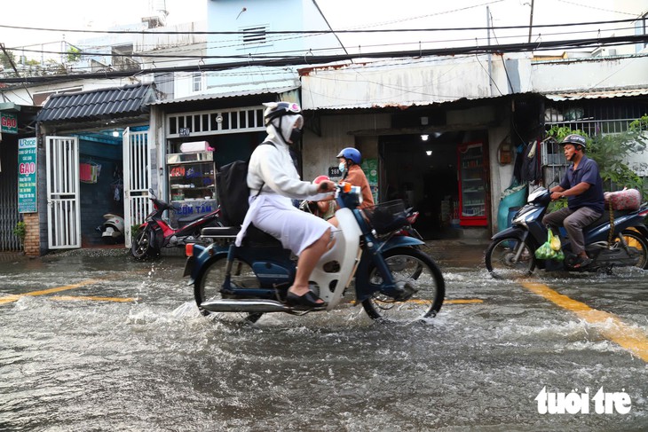 Sáng đầu tuần triều cường đạt đỉnh, người dân TP.HCM đi đường vòng, học sinh xắn quần đi học - Ảnh 11.