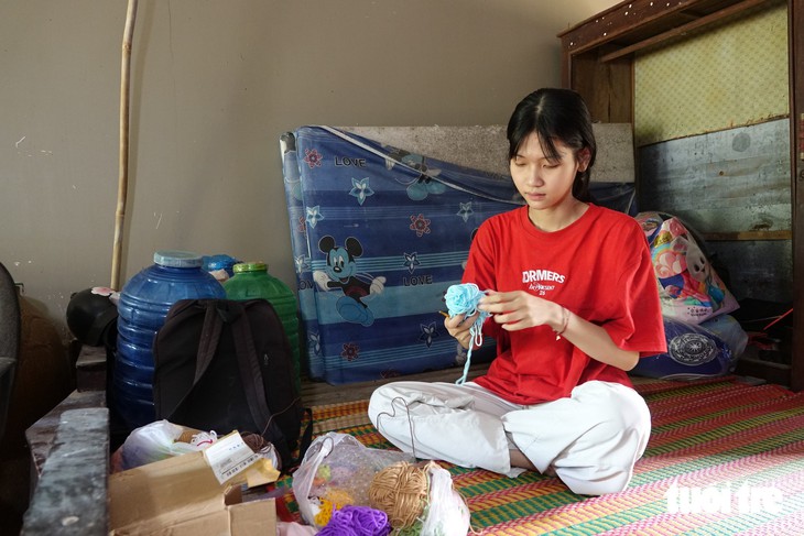Nữ SV nghèo An Giang 'thà nhịn đói, không bỏ học', móc len, gia sư, phụ đãi đám, làm hết - Ảnh 4.