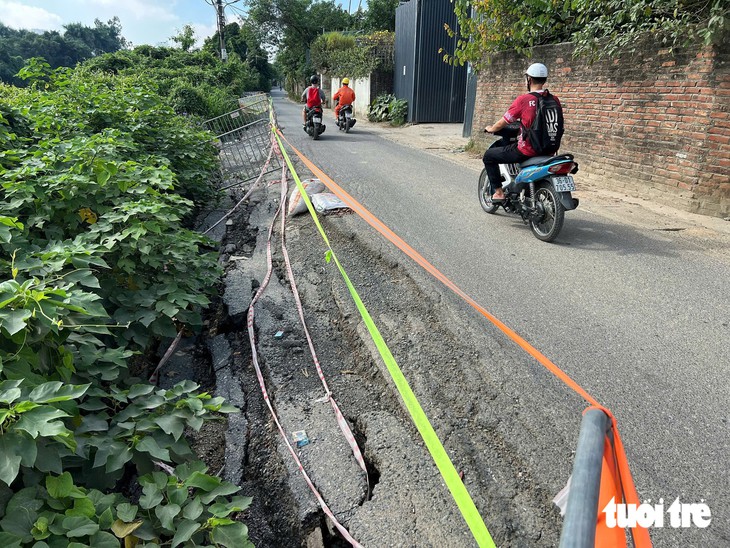 Nguy hiểm rình rập quanh các tuyến đường xuống cấp nghiêm trọng ngay nội đô Hà Nội - Ảnh 3.