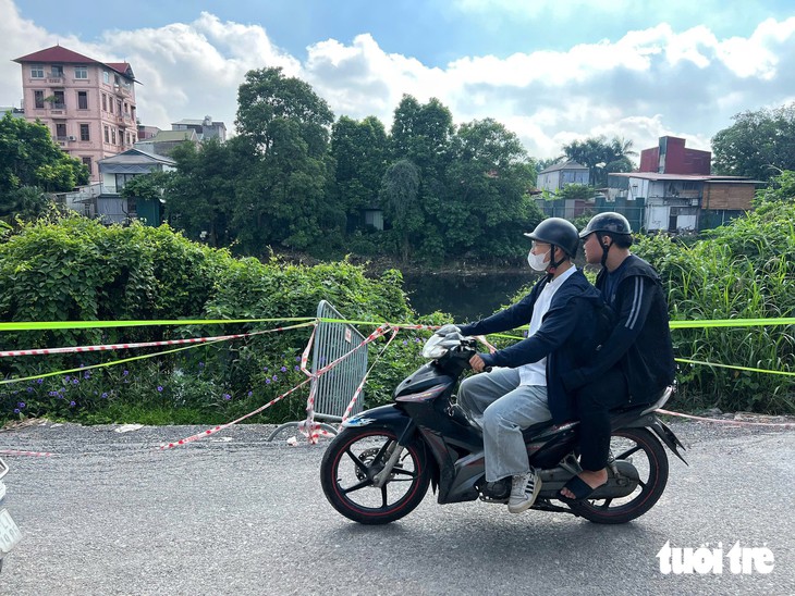 Nguy hiểm rình rập quanh các tuyến đường xuống cấp nghiêm trọng ngay nội đô Hà Nội - Ảnh 4.