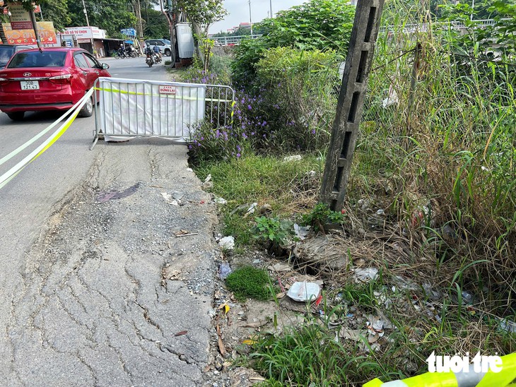 Nguy hiểm rình rập quanh các tuyến đường xuống cấp nghiêm trọng ngay nội đô Hà Nội - Ảnh 9.