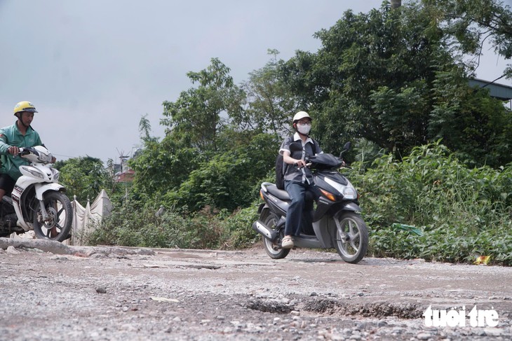 Nguy hiểm rình rập quanh các tuyến đường xuống cấp nghiêm trọng ngay nội đô Hà Nội - Ảnh 21.