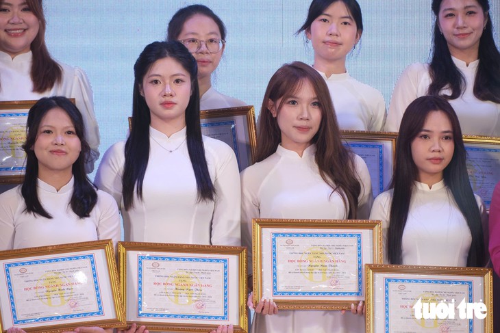 Thống đốc Phạm Đức Ấn: Sinh viên ngân hàng đi thực tập không phải để 'pha
trà, rót nước' - Ảnh
2.