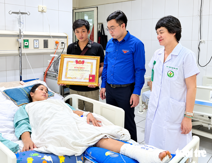 Trao huy hiệu 'Tuổi trẻ dũng cảm' cho cô giáo phải cưa chân vì cứu trò - Ảnh 1.