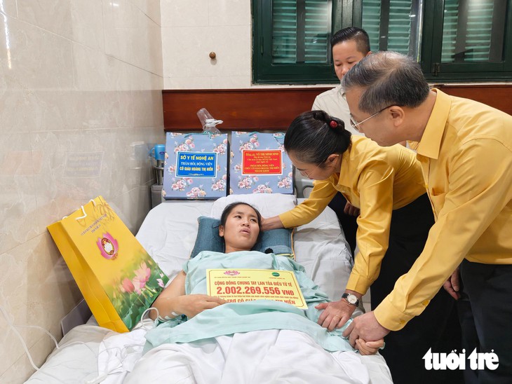 Trao huy hiệu 'Tuổi trẻ dũng cảm' cho cô giáo phải cưa chân vì cứu trò - Ảnh 2.