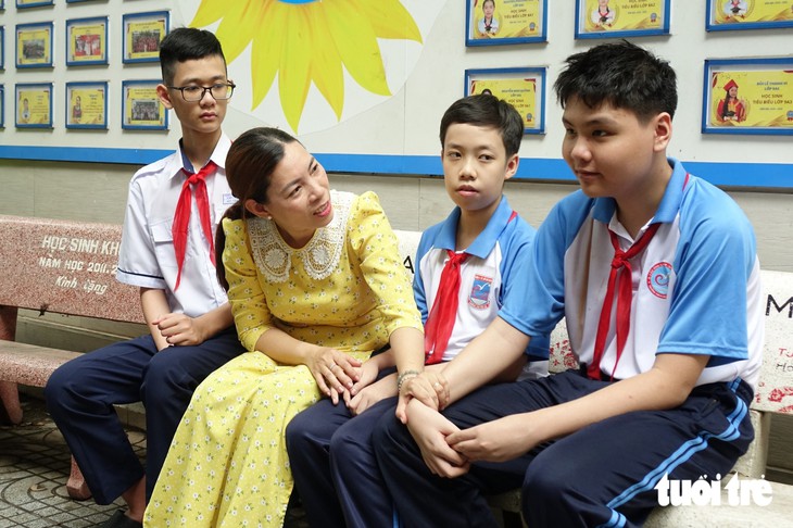 Cô Nguyễn Thị Hồng Nga, Trường THCS Chu Văn An (phường Cầu Ông Lãnh, TP.HCM) được ví như "người mẹ hiền" có đôi tay mát lành với học sinh hoà nhập. Gần 16 năm đứng lớp, lòng yêu thương của cô đã thắp sáng hành trình cho học sinh hòa nhập. - Ảnh 1.