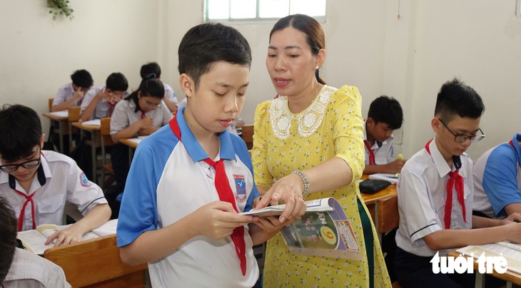 Cô Nguyễn Thị Hồng Nga, Trường THCS Chu Văn An (phường Cầu Ông Lãnh, TP.HCM) được ví như "người mẹ hiền" có đôi tay mát lành với học sinh hoà nhập. Gần 16 năm đứng lớp, lòng yêu thương của cô đã thắp sáng hành trình cho học sinh hòa nhập. - Ảnh 3.
